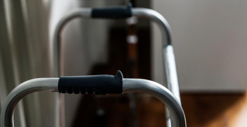 Sillas elevadoras de baño para personas mayores y discapacitadas